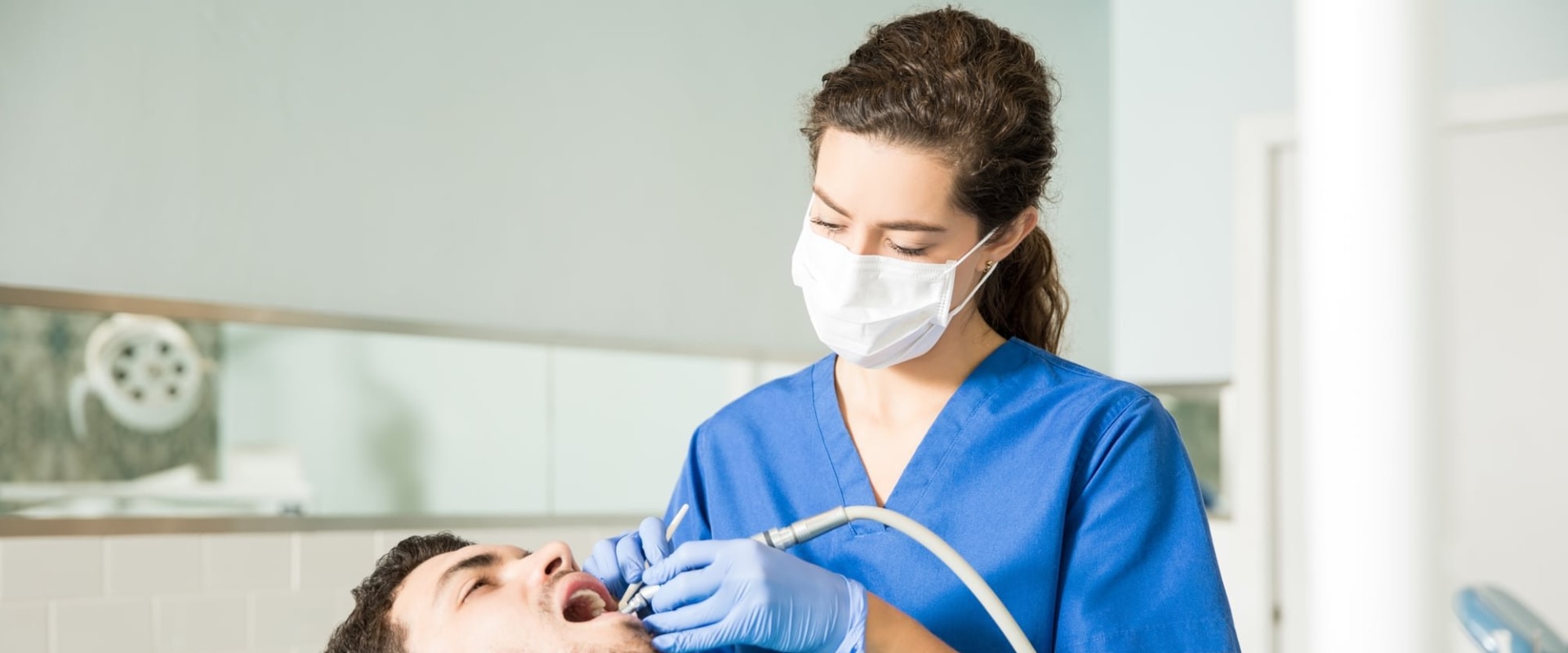 can-dental-assistants-clean-teeth